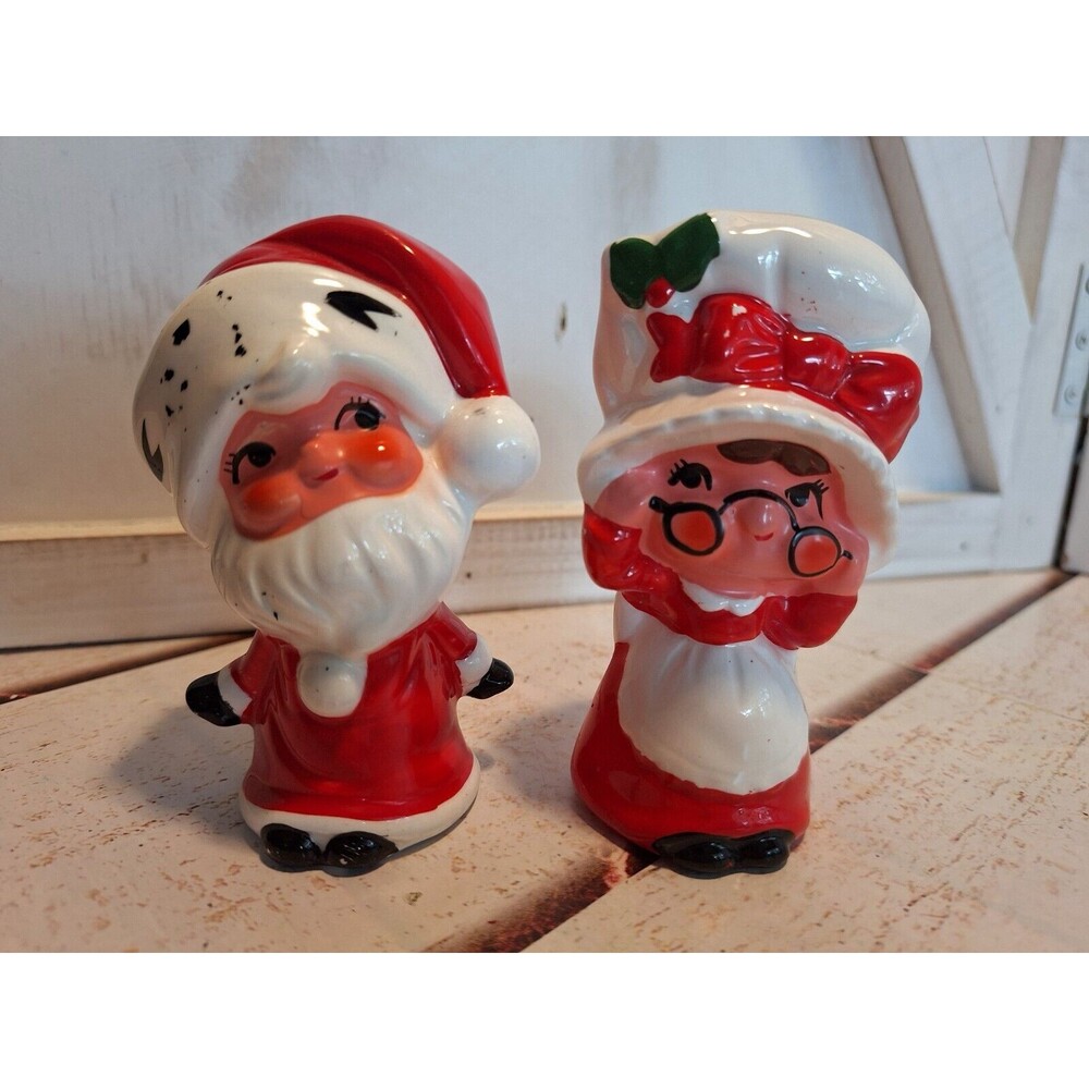 Vtg Mr & Mrs Claus Christmas Ceramic  Salt & Pepper Shakers Japan Hand Painted
